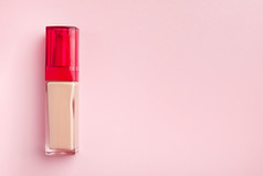 基金会在粉红色的背景概念皮肤问题米色遮瑕膏为化妆模型图像