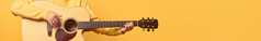 吉他手在黄色的背景全景模拟图像
