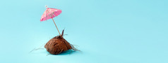 椰子一半与纸伞夏天假期最小的有创意的概念全景模型与空间为文本