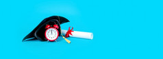 毕业帽红色的时钟附近文凭图像蓝色的背景概念毕业时间全景模型与空间为文本