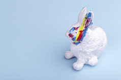 复活节兔子与颜色中风蓝色的背景卡为的复活节假期