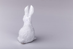 白色复活节兔子从的回来的概念的结束复活节假期