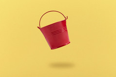 悬浮红色的铁桶图像黄色的背景