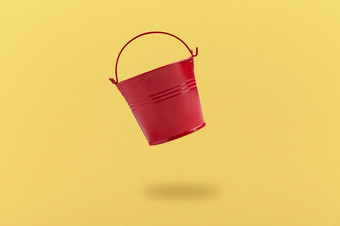 悬浮红色的<strong>铁桶</strong>图像黄色的背景