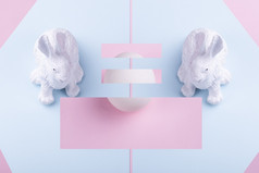 复活节兔子和白色蛋粉蓝背景概念快乐复活节
