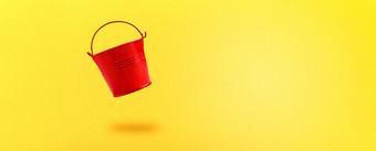 悬浮红色的铁桶图像黄色的背景全景模型与空间为文本