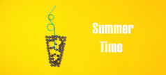 蓝莓coctail黄色的背景概念夏天假期海概念夏天时间