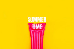粉红色的游泳床垫黄色的背景概念夏天假期海概念夏天时间