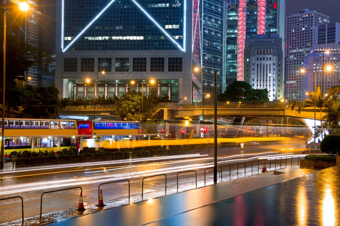 晚上在香港香港后雨灯摩天大楼汽车公共汽车和有轨电车晚上交通在香港香港后雨