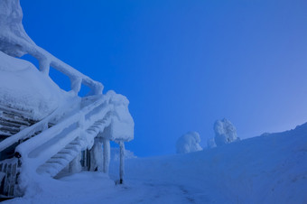 冬天晚上滑雪度假胜地白雪覆盖的楼梯的咖啡馆很多雪白雪覆盖的建筑的晚上滑雪度假胜地