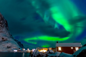 冬天挪威罗弗敦群岛哈姆诺亚<strong>小镇</strong>极光<strong>北欧</strong>化工以上的屋顶房子北部灯以上的白雪覆盖的房子