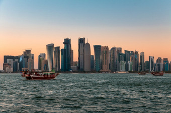 <strong>卡塔尔</strong>水交通和多哈回合谈判摩天大楼万里无云的天空和日落多哈回合谈判摩天大楼和黄昏