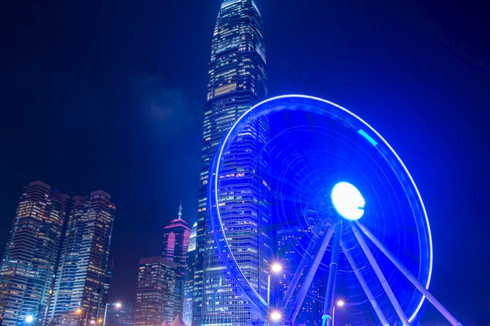 晚上在香港香港城市大摩天轮与摩天大楼的背景大摩天轮的背景晚上摩天大楼