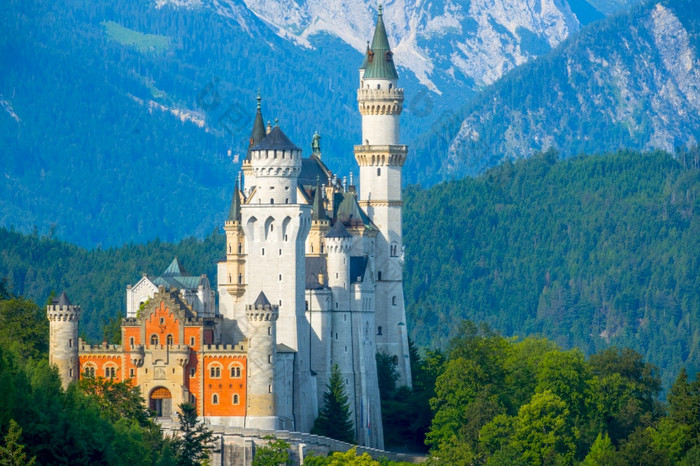 夏天德国早....的巴伐利亚山城堡新天鹅堡的光的不断上升的太阳新天鹅堡城堡的背景的早....山