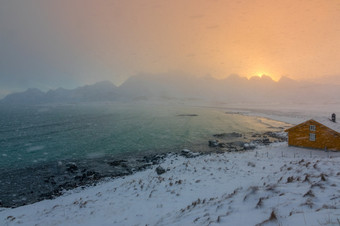 冬天挪威罗弗敦群岛的海湾和的黎明在的山<strong>降雪降雪</strong>在的冬天湾黎明