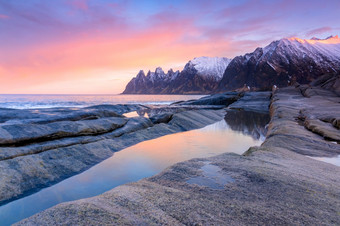 挪威冬天罗弗敦群岛早....冲浪多石的海滩在的山早....的多石的海滩挪威