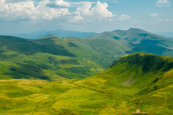 夏<strong>天山</strong>梅多斯和山峰云投阴影阴影云在夏<strong>天山</strong>