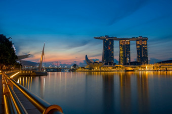新加坡市中心<strong>黄昏</strong>玛丽娜湾金沙空中花园和艺术科学博物馆玛丽娜湾和金沙空中花园<strong>黄昏</strong>