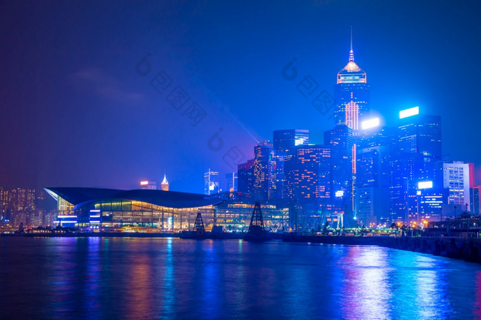 晚上在香港香港城市海岸维多利亚港和照亮摩天大楼激光显示开始晚上在香港香港城市海岸维多利亚港口