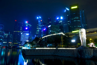 新加坡晚<strong>上市</strong>中心与鱼尾狮和摩天大楼新加坡市中心晚上