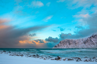 挪威罗弗敦群岛冬天海洋冲浪之间的的山孤独的鸟在的波冬天挪威海冲浪和鸟以上的波