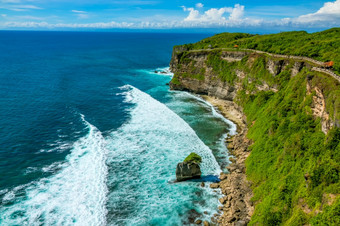 印尼的阳光明媚的天气以上的海洋和的云的地平线人行道路径沿着的前岩石热带海岸凉亭为休息岩石热带海岸和散步与凉亭