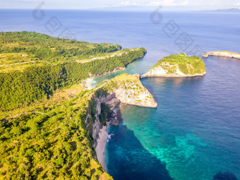 印尼岩石热带海岸penida岛和两个小海滩海洋和阳光明媚的天气空中视图岩石热带海岸和海滩空中视图