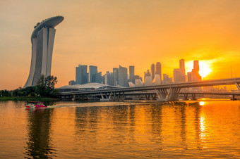 新加坡市中心与沙子酒店摩天大楼和两个桥梁金日落和美丽的晚上照明金日落在新加坡市中心