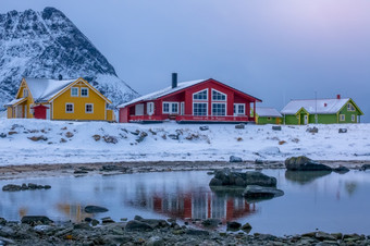 挪威多色的<strong>别墅</strong>的背景的山的海岸的峡湾冬天晚上低潮的峡湾和挪威<strong>别墅</strong>的冬天晚上