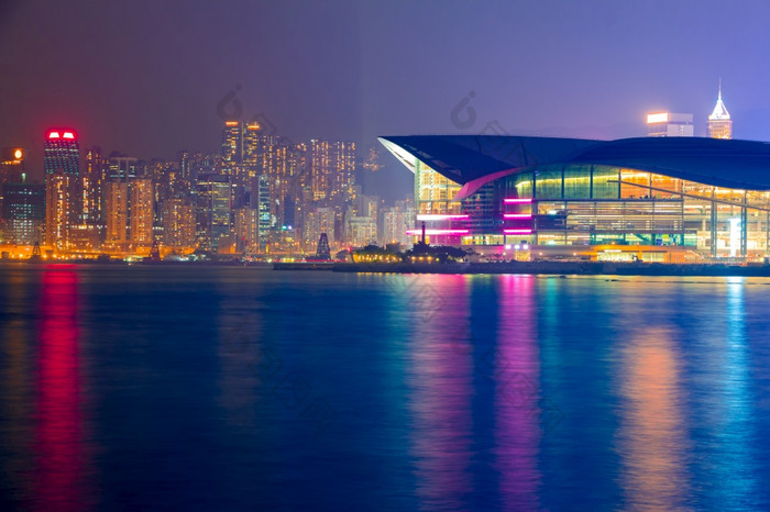 在香港香港晚上视图的岛路堤和公约和展览中心与晚上灯晚上路堤在香港香港和公约和展览中心