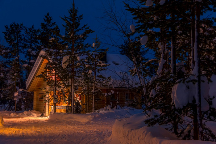 芬兰拉普兰小屋的晚上冬天森林很多雪点燃小屋的雪晚上森林