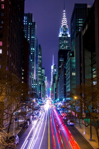 美国新纽约城市曼哈顿晚上高建筑街灯和车头灯晚上交通街新纽约城市
