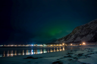 挪威罗弗敦群岛小村附近的山的海岸的峡湾<strong>冬天</strong>晚上灯的村是反映了的晚上峡湾