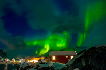 挪威罗弗敦群岛哈姆诺亚小镇冬天晚上极光北欧化工以上的屋顶房子北部灯的挪威村