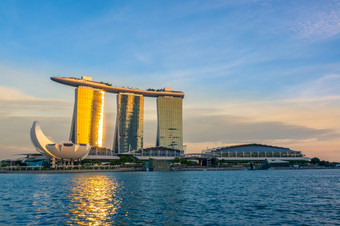新加坡玛丽娜湾和艺术科学博物馆的射线的设置太阳运行的镜子窗户的玛丽娜湾金沙酒店晚上俯瞰玛丽娜湾金沙酒店
