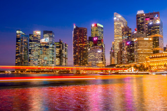 新加坡玛丽娜湾新加坡的鱼尾狮喷泉和摩天大楼晚上新加坡和的背光市中心
