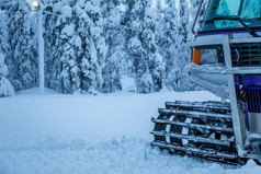 冬天很多雪雪地履带式车辆站的边缘的森林冬天森林和雪地履带式车辆