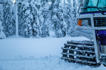 冬天很多雪<strong>雪地</strong>履带式车辆站的边缘的森林冬天森林和<strong>雪地</strong>履带式车辆