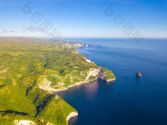 印尼岩石热带海洋海岸平静和阳光明媚的天气城堡的前的悬崖空中视图热带海岸和城堡的悬崖空中视图