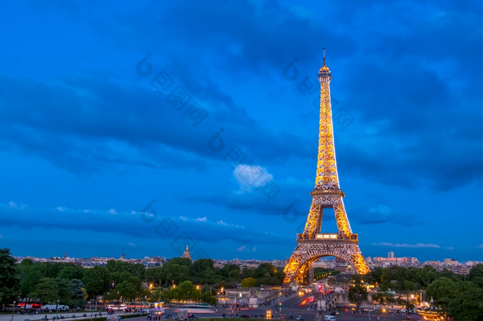 法国巴黎夏天晚上附近的埃菲尔铁塔塔晚上灯转夏天《暮光之城》和灯的埃菲尔铁塔塔