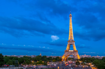 法国巴黎夏天晚上附近的埃菲尔铁塔塔晚上灯转夏天《暮光之城》和灯的埃菲尔铁塔塔