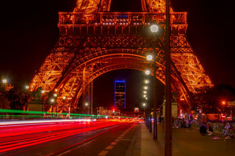 法国巴黎夏天晚上附近的埃菲尔铁塔塔车交通的耶拿桥晚上交通附近的埃菲尔铁塔塔