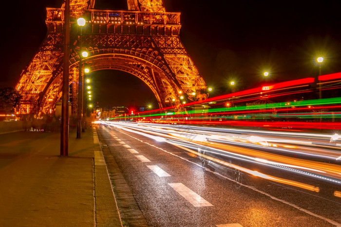 法国巴黎夏天附近的埃菲尔铁塔塔晚上车交通的耶拿桥埃菲尔铁塔塔和晚上交通