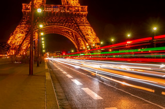 法国巴黎夏天附近的埃菲尔<strong>铁塔</strong>塔晚上车交通的耶拿桥埃菲尔<strong>铁塔</strong>塔和晚上交通
