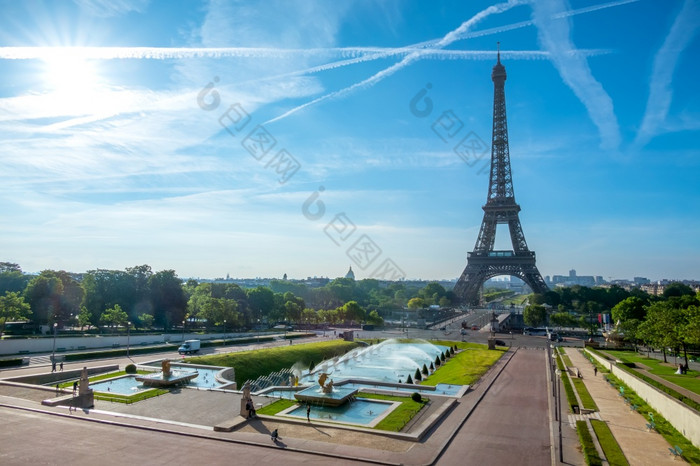 法国巴黎一天的埃菲尔铁塔塔和的特罗卡迪罗广场花园蓝色的天空和云一天附近的埃菲尔铁塔塔