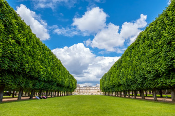 法国夏天巴黎小巷的卢森堡花园俯瞰的宫云云在的卢森堡花园