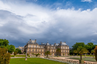 法国巴黎夏天的卢森堡花园阳光明媚的一天重雨云在的宫重雨云在的卢森堡宫巴黎