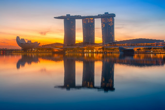新加坡玛丽娜湾金沙酒店色彩斑斓的日出和平静水的湾玛丽娜湾金沙黎明