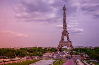 法国巴黎埃菲尔<strong>铁塔</strong>塔和喷泉的特罗卡迪罗广场花园粉红色的夏天晚上粉红色的晚上附近的埃菲尔<strong>铁塔</strong>塔