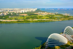 新加坡全景视图住宅区域突袭与船只和花圆顶空中视图全景住宅区域和船突袭新加坡空中视图